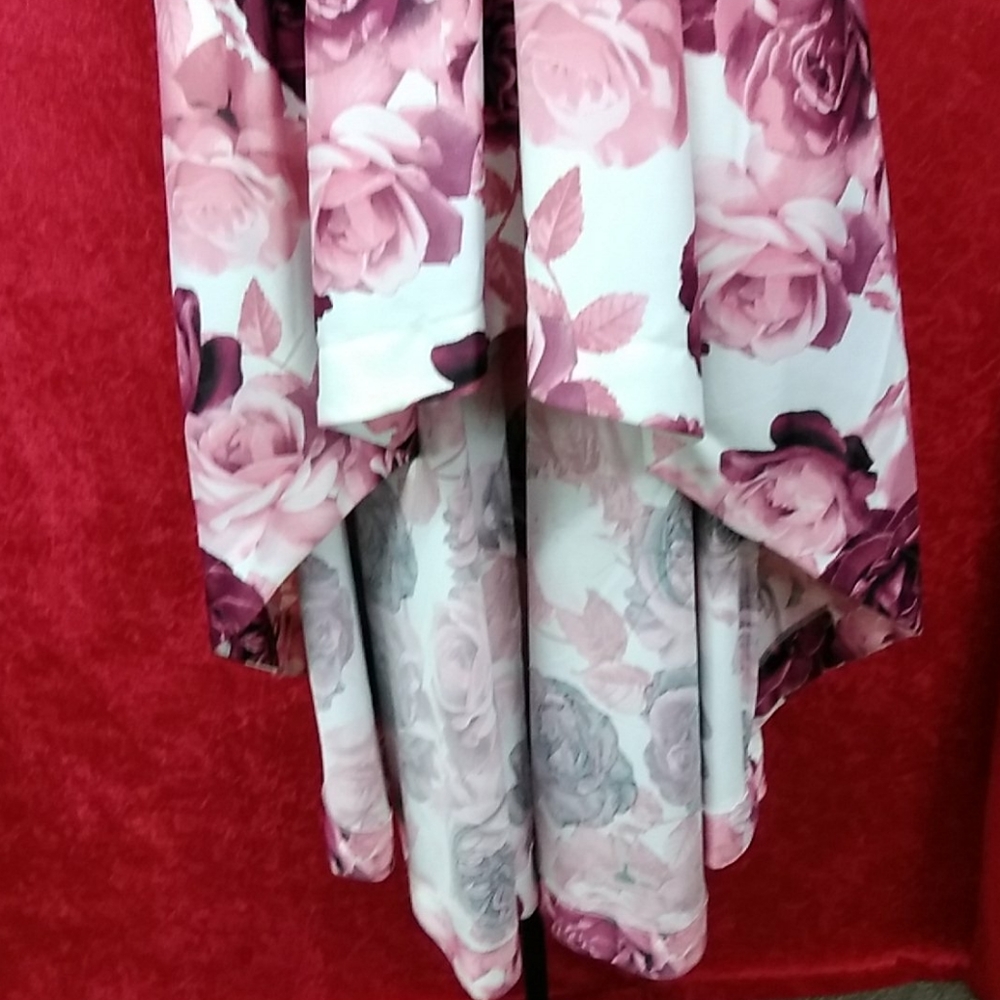 Dresses - Picture 3 of 4
